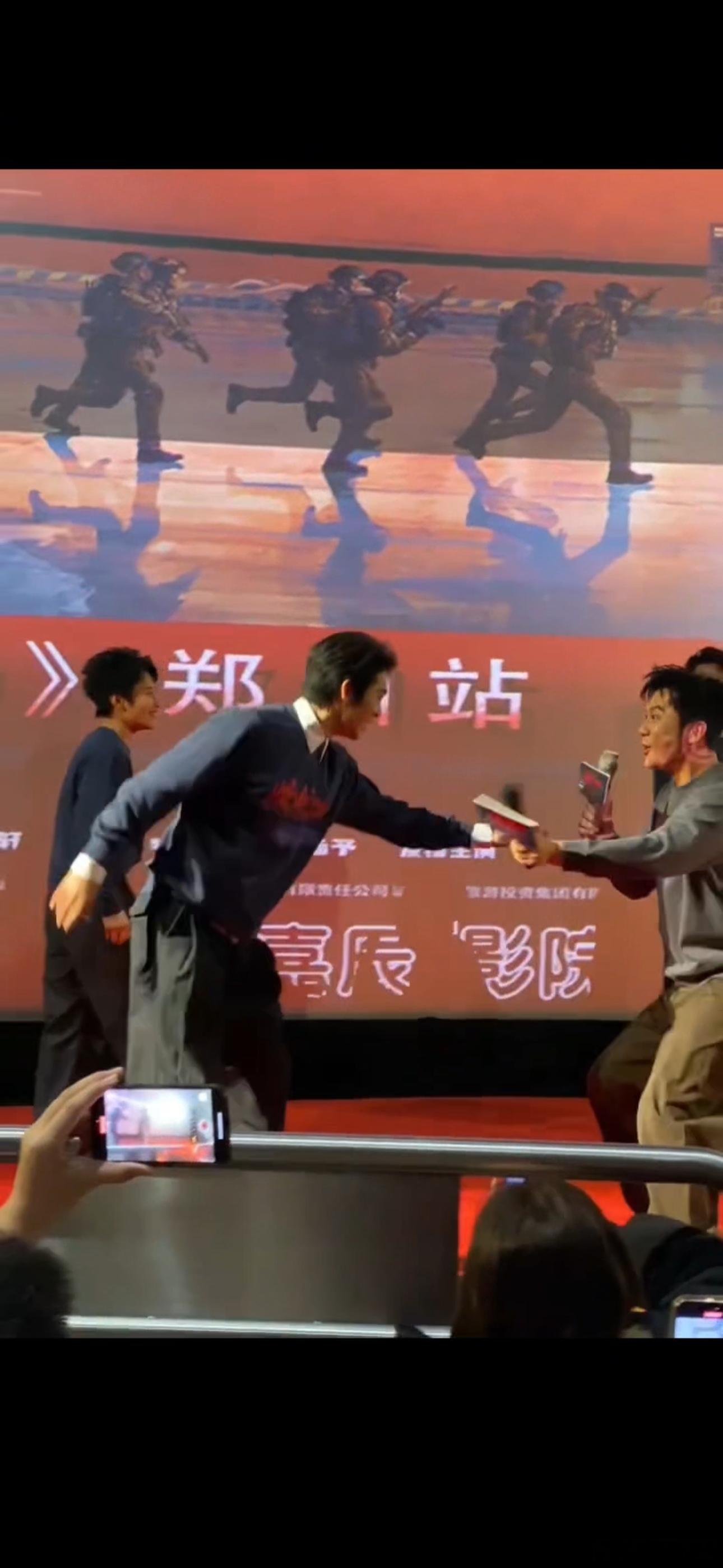 李晨大喊不能再演了留点戏给明天  电影蛟龙行动  本以为是正经路演，没想到《蛟龙