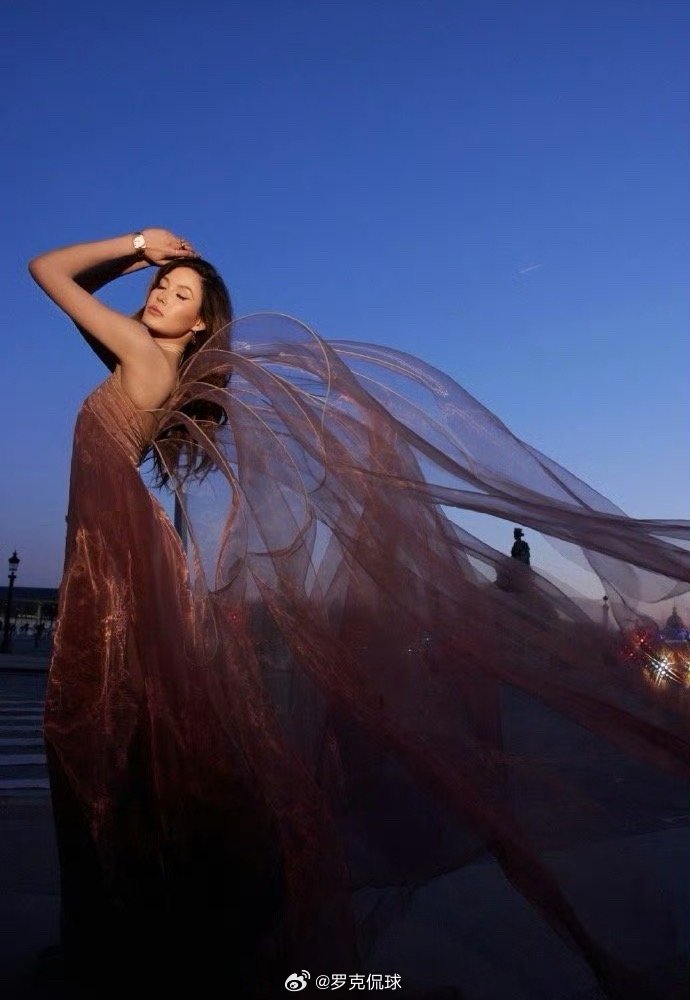 谷爱凌法国晒照啥时候去的法国啊，前几天不是还在北京看德云社吗？ 