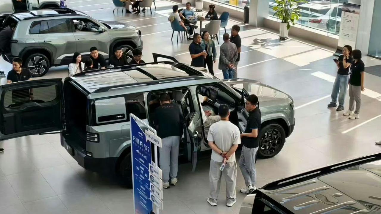 现在比亚迪线下门店真的忙飞了！自从方程豹钛7发布之后，除了收获了1.5万的订单量