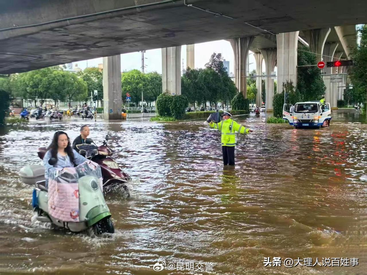 8月17日夜间至18日凌晨，昆明的雨势极为猛烈！官渡、盘龙等区均遭遇了强降雨天气