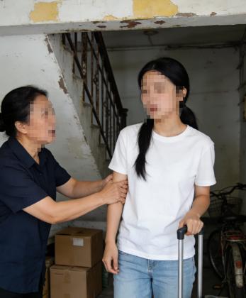 有位姑娘退租时，房东里里外外检查了房间整整五天。就在她拖着行李箱准备下楼时，房东