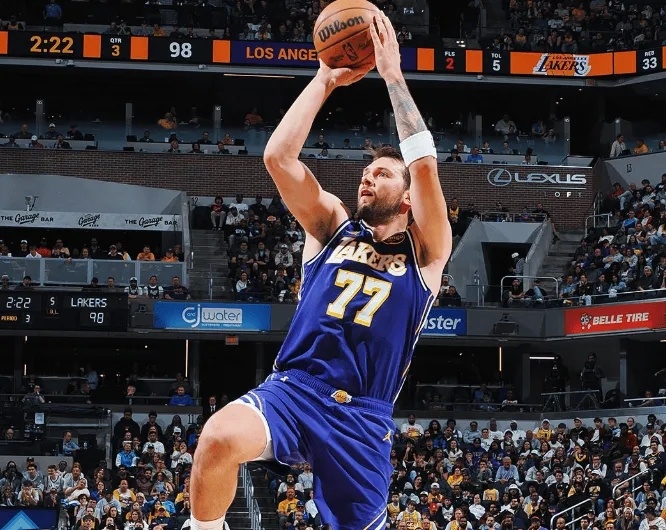 🔥「卢卡·东契奇，湖人队的新传奇」🏀在今天的NBA常规赛中，洛杉矶湖人客场挑