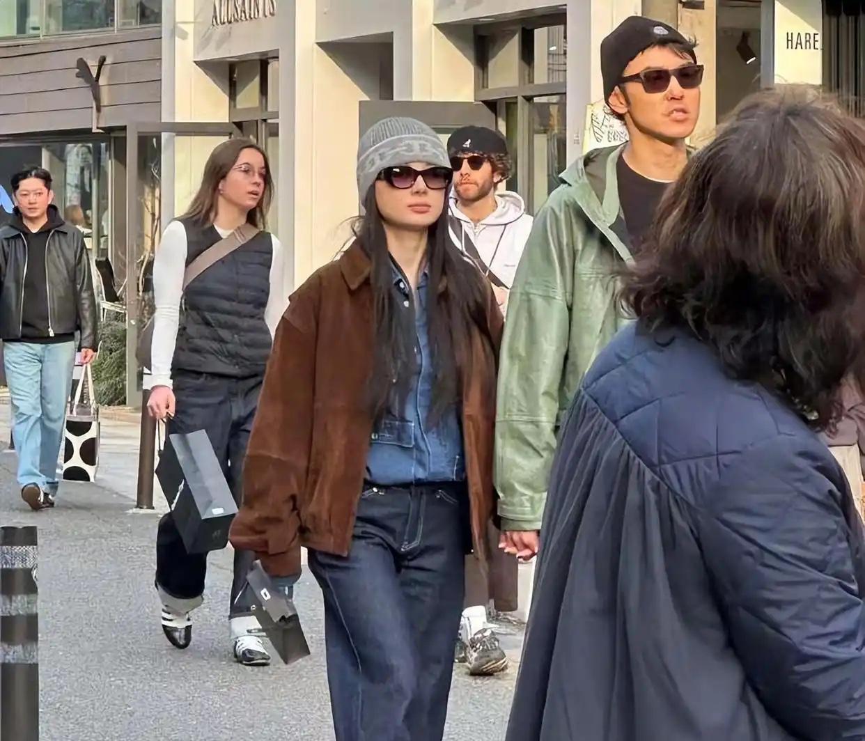 43岁阮经天与小20岁华裔女友东京甜蜜同框，十指紧扣尽显热恋状态。两人低调漫步原