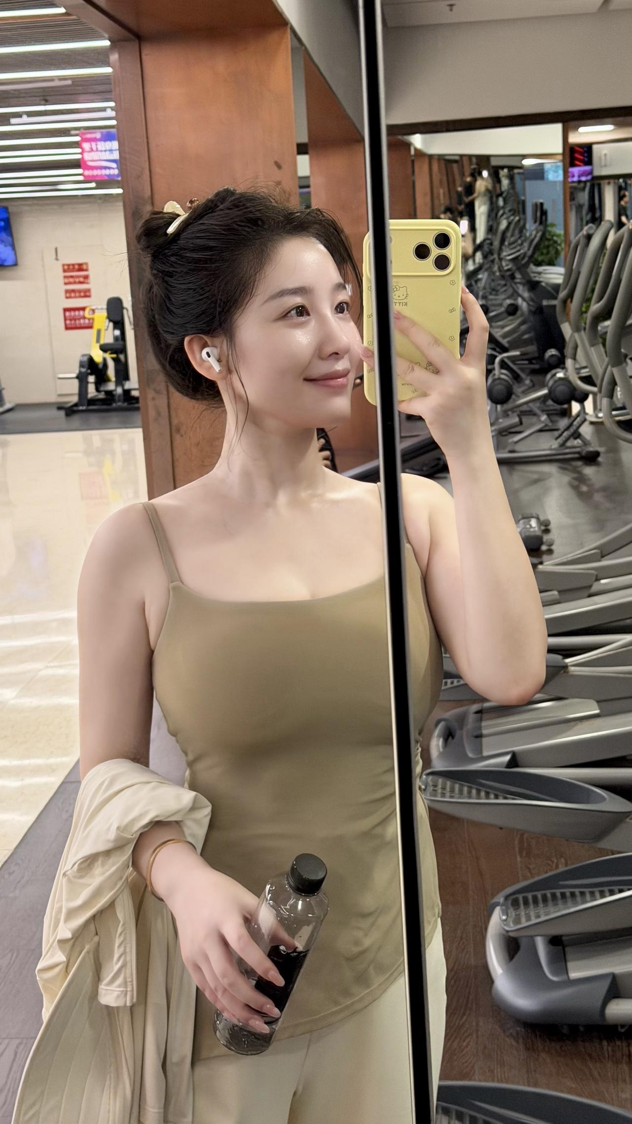 云健身搭子正式上线！今天是打卡第三天🫡

健身女孩 运动获得多巴胺 运动穿搭 
