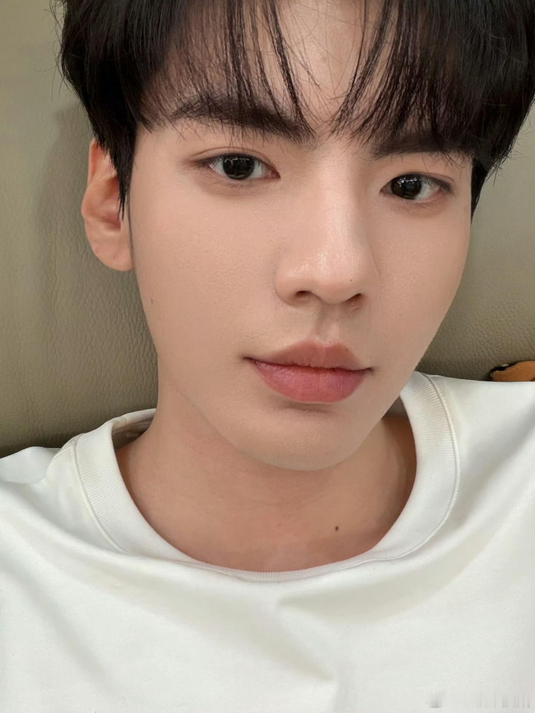 毕雯珺 开工第一照！五官眉眼都特别好看