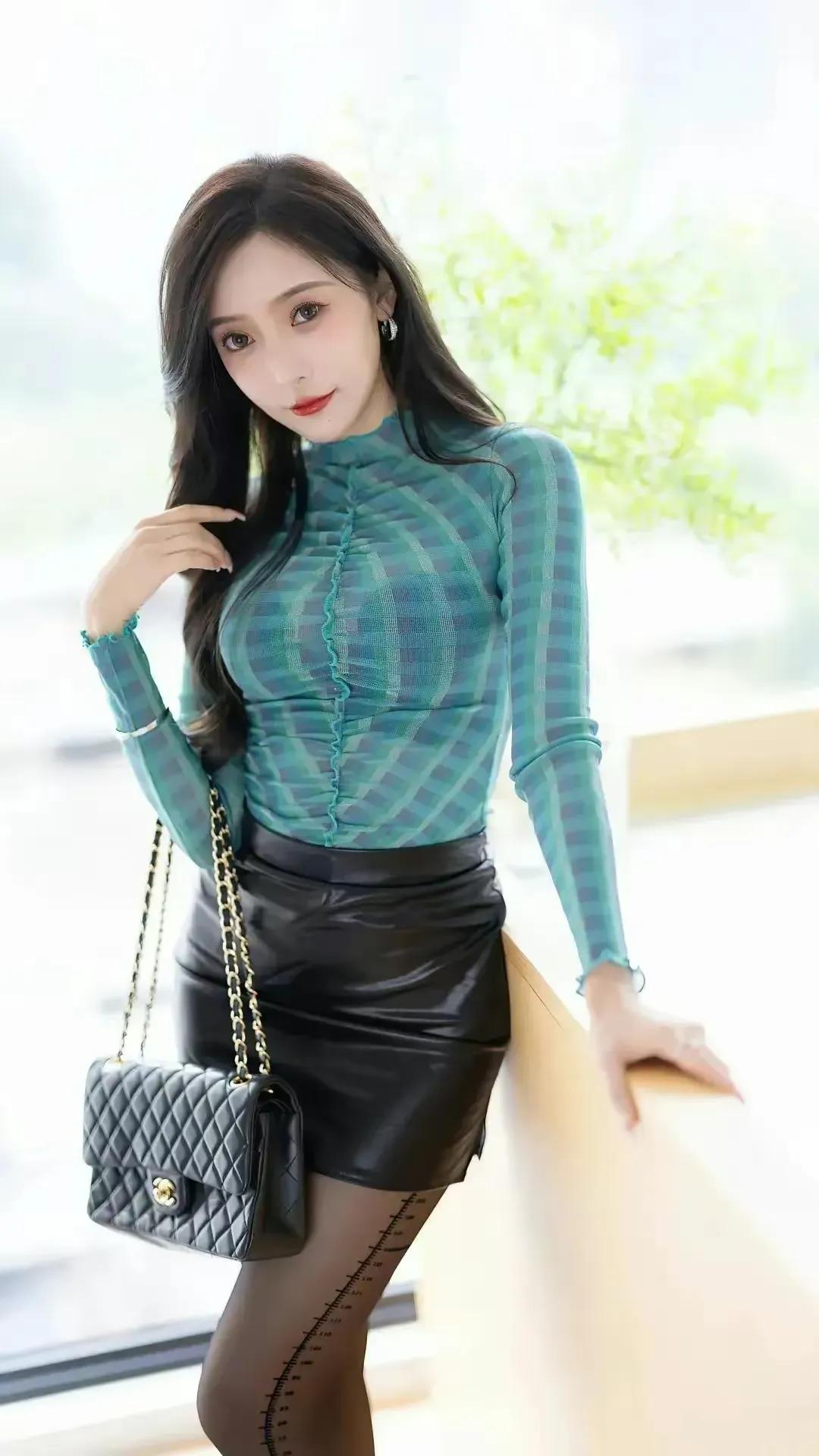 美丽的瑶瑶，黑皮裙，绿上衣，好美