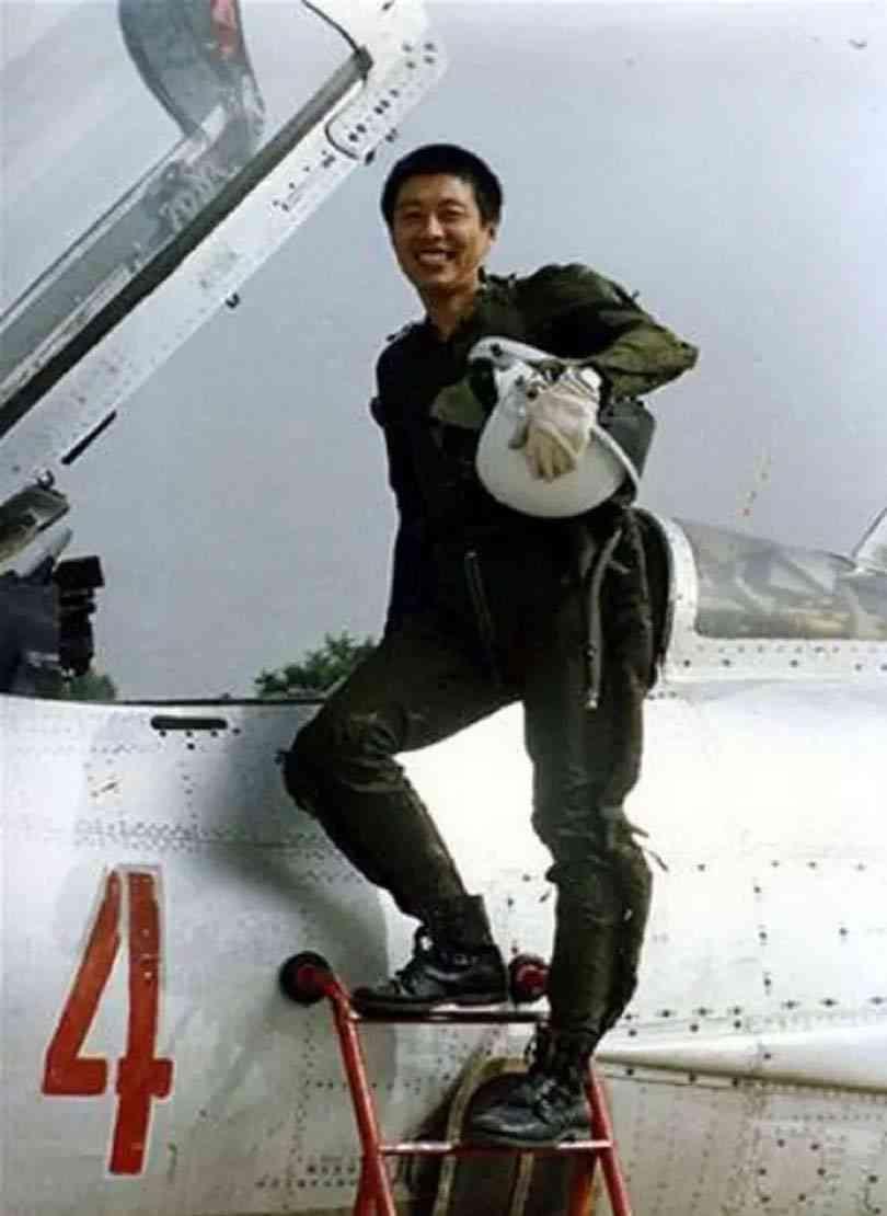 卢军，1956年6月26日出生，1972年入伍，一级试飞员，生前任空军试飞团副参