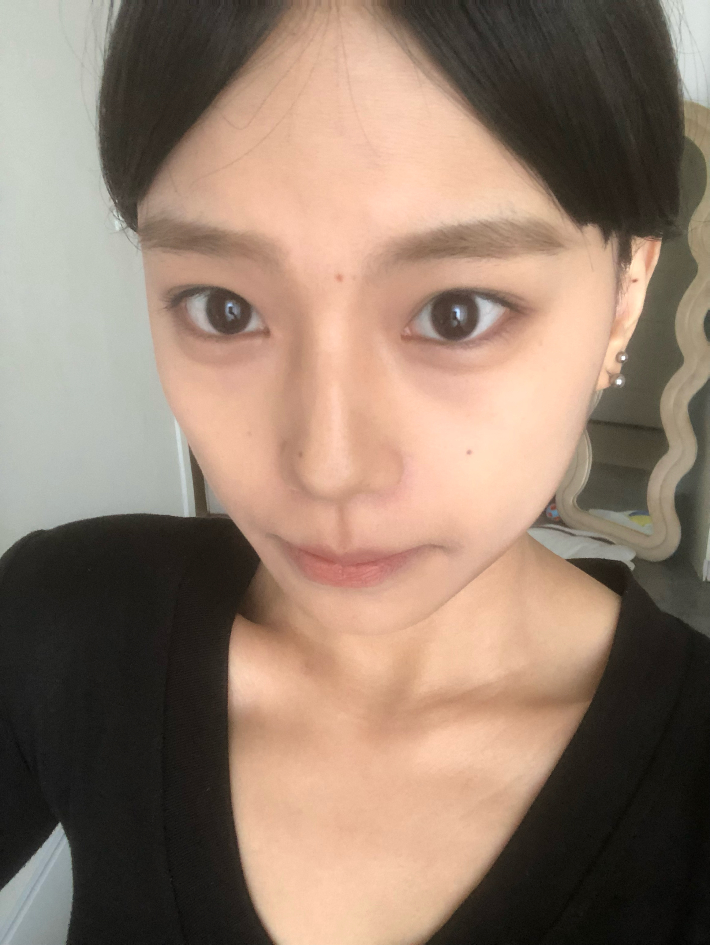 孩子去办身份证啊  在家里没找到一字夹 刘海是用睫毛胶水粘的笑死我了！！！！ 