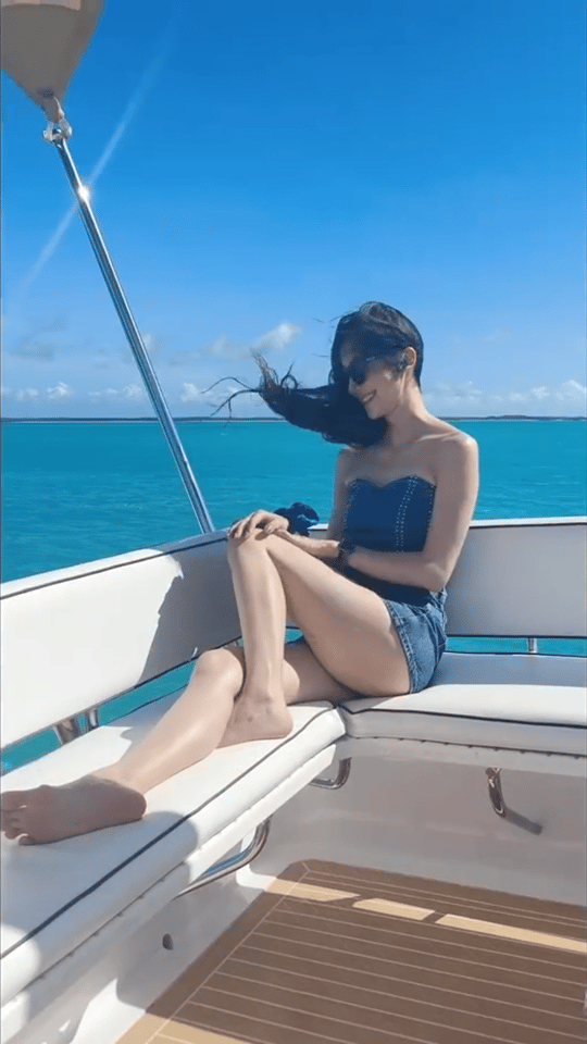 韩雪，阳光、海风、牛仔裙，乘风破浪的自由时光！🌊👗🕶️海边游玩风 沙滩海浪