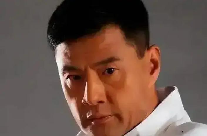 70岁成龙跳楼不用替身
 
摔断腿那一刻，片场安静得吓人。工作人员想冲上去，被他