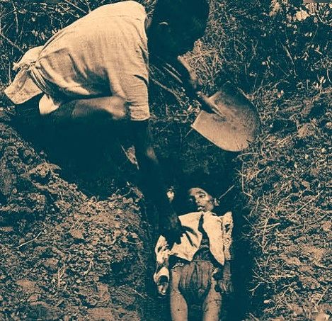 一1946年，一位父亲在背痛中掩埋饿死的孩子