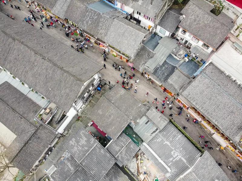 中国人民的假期经济，已经成为了国家消费市场亮丽的风景线，对提高国家经济消费市场起