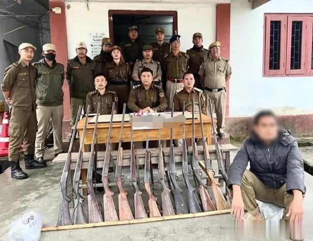【藏南民情】
 伪库朗库美县警方破获了一起伪造武器执照案件，抓获一名犯罪嫌疑人。