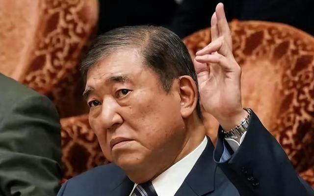 日本 前任首相 石破茂 说：“在强者面前卑躬屈膝，在弱者面前颐指气使。这就是当前