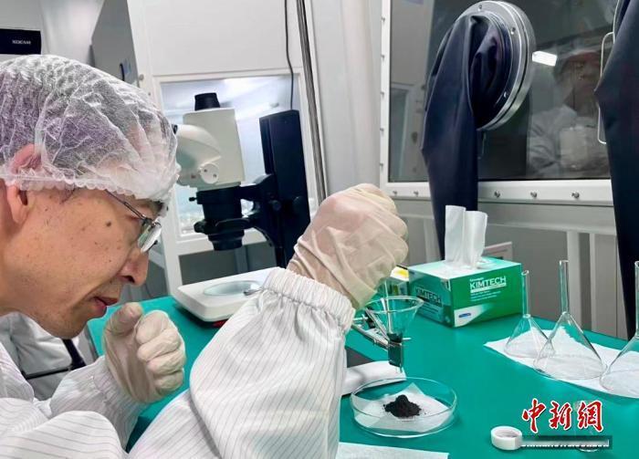 【】嫦娥六号采自月球背面的月壤样品，相对嫦娥五号正面月壤有些黏，月壤为什么会出现