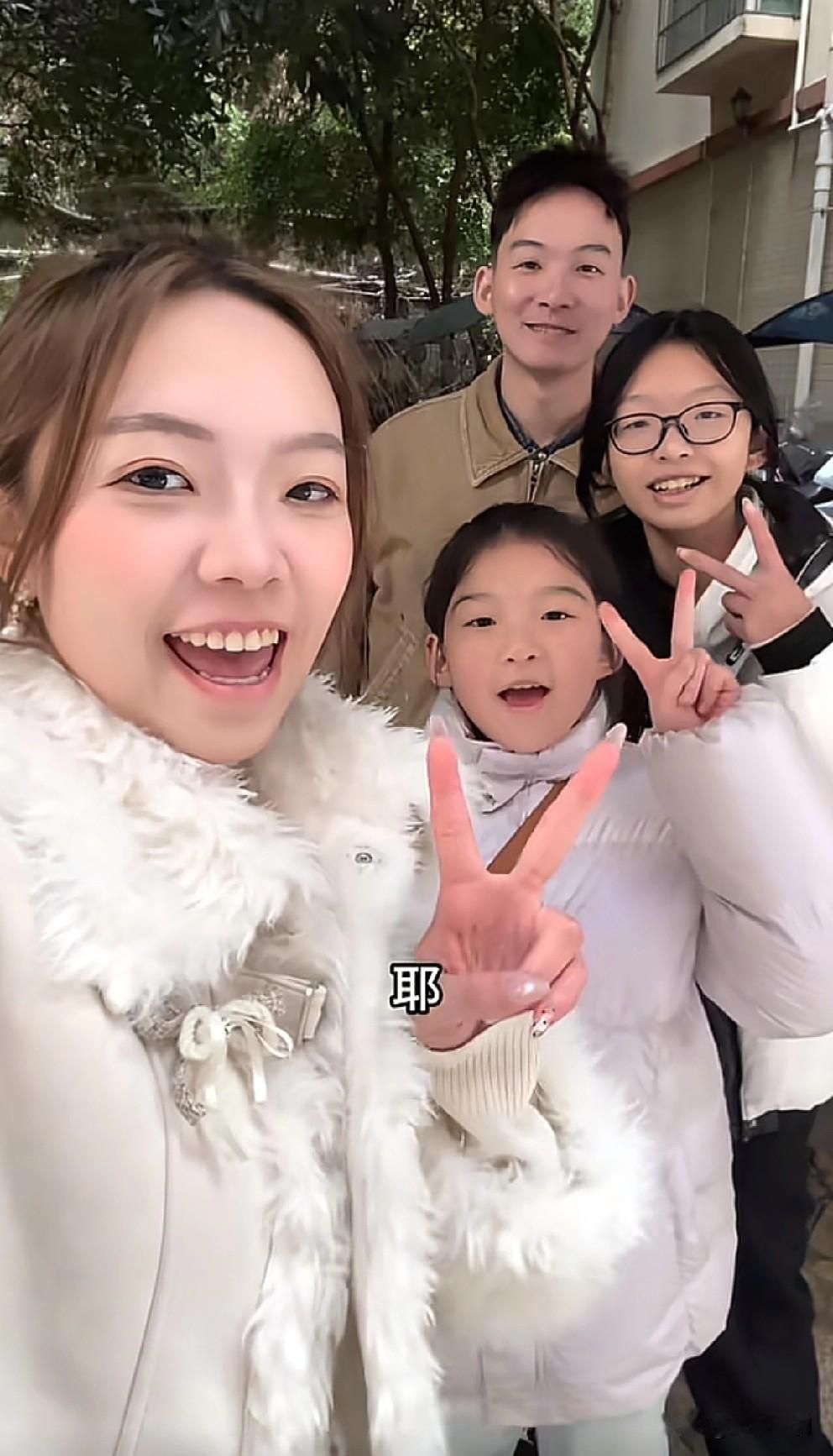 许健华带着四个儿女回了娘家。回到了娘家的许健华，眼睛乐得眯成了一条缝。这一次的回