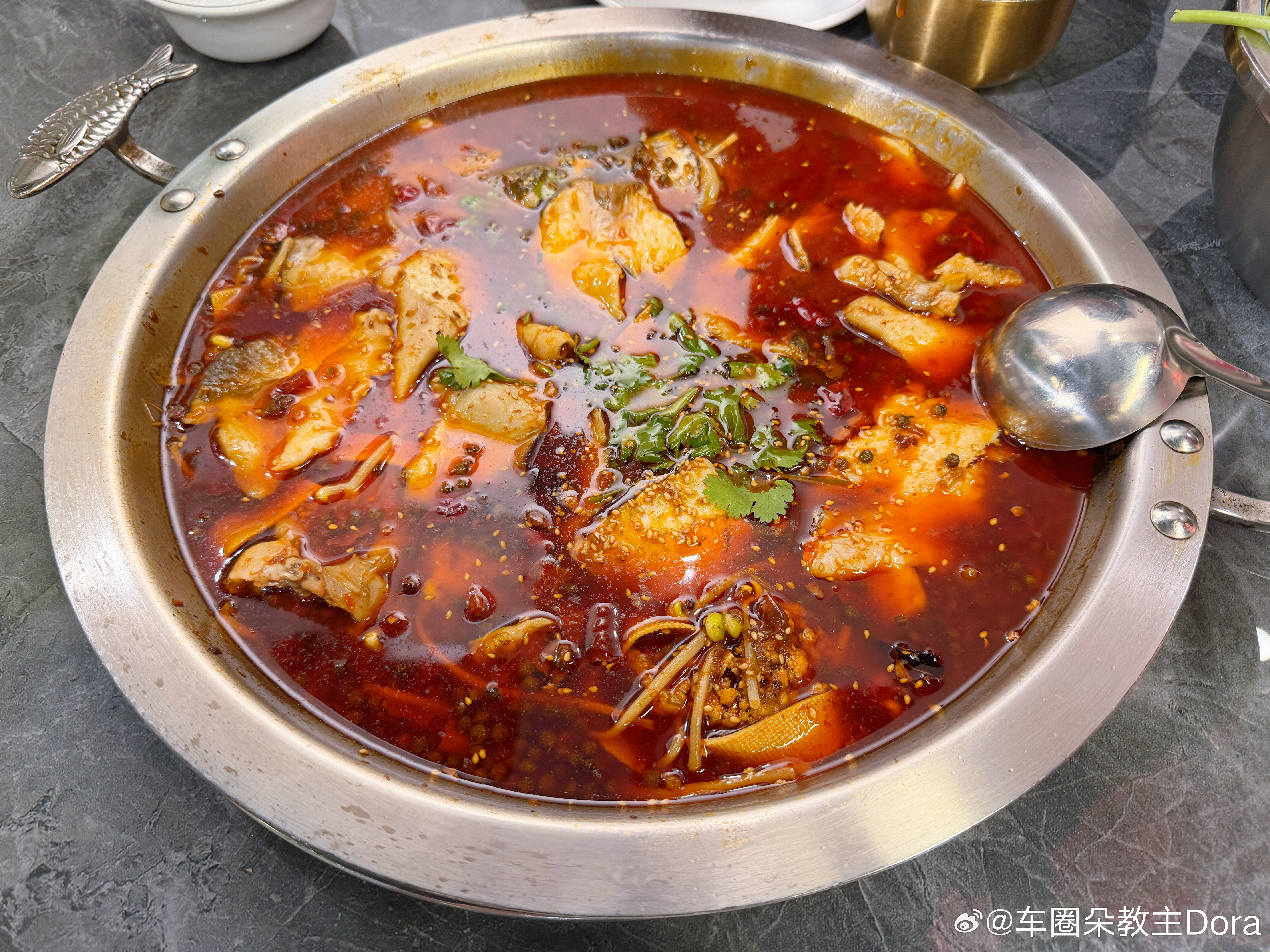 吃个重口味的牛蛙鱼火锅