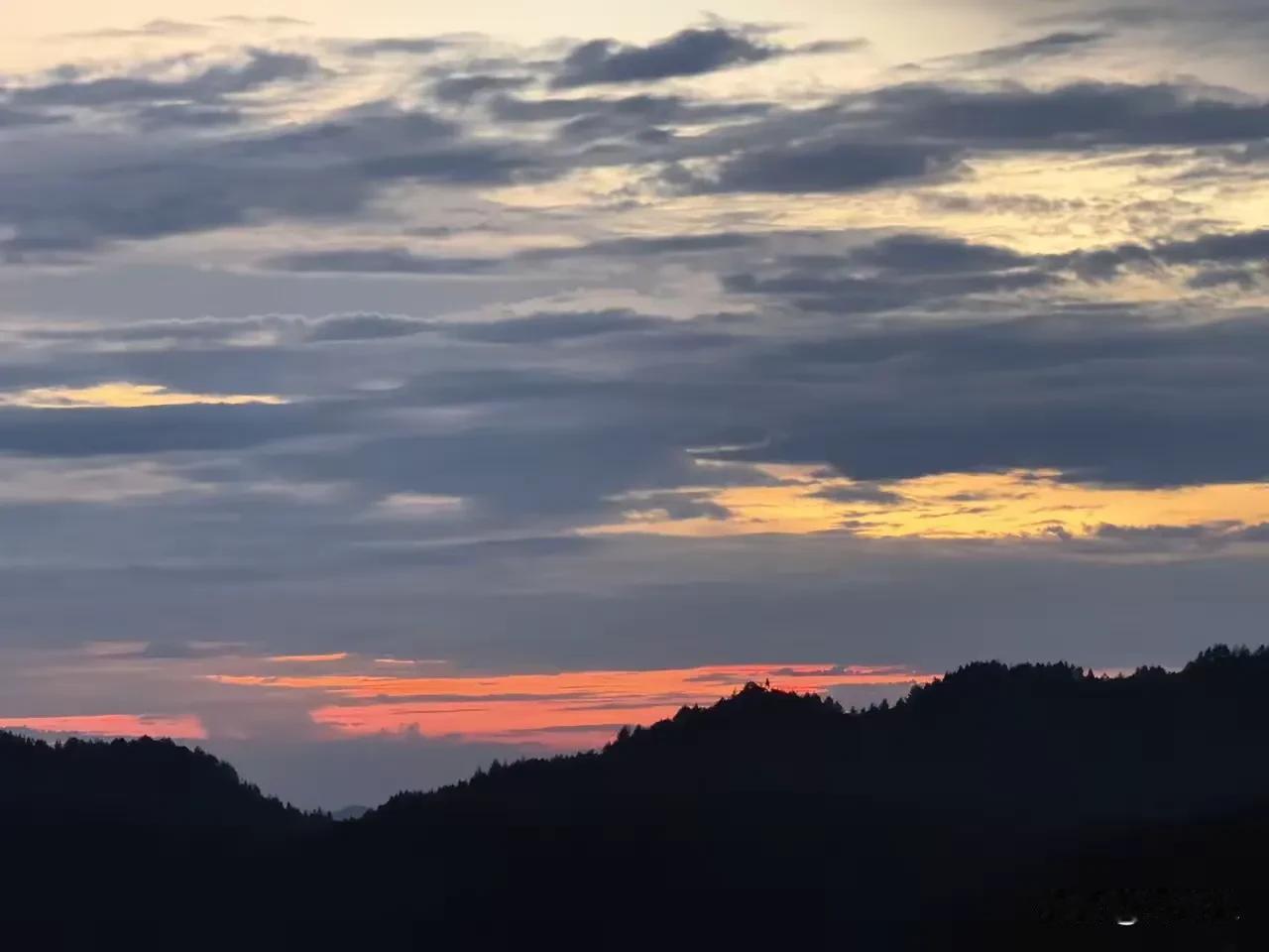 黄水观景台的日落，是一封写给傍晚的情书

站在黄水夕阳观景台上，目光越过层叠的山