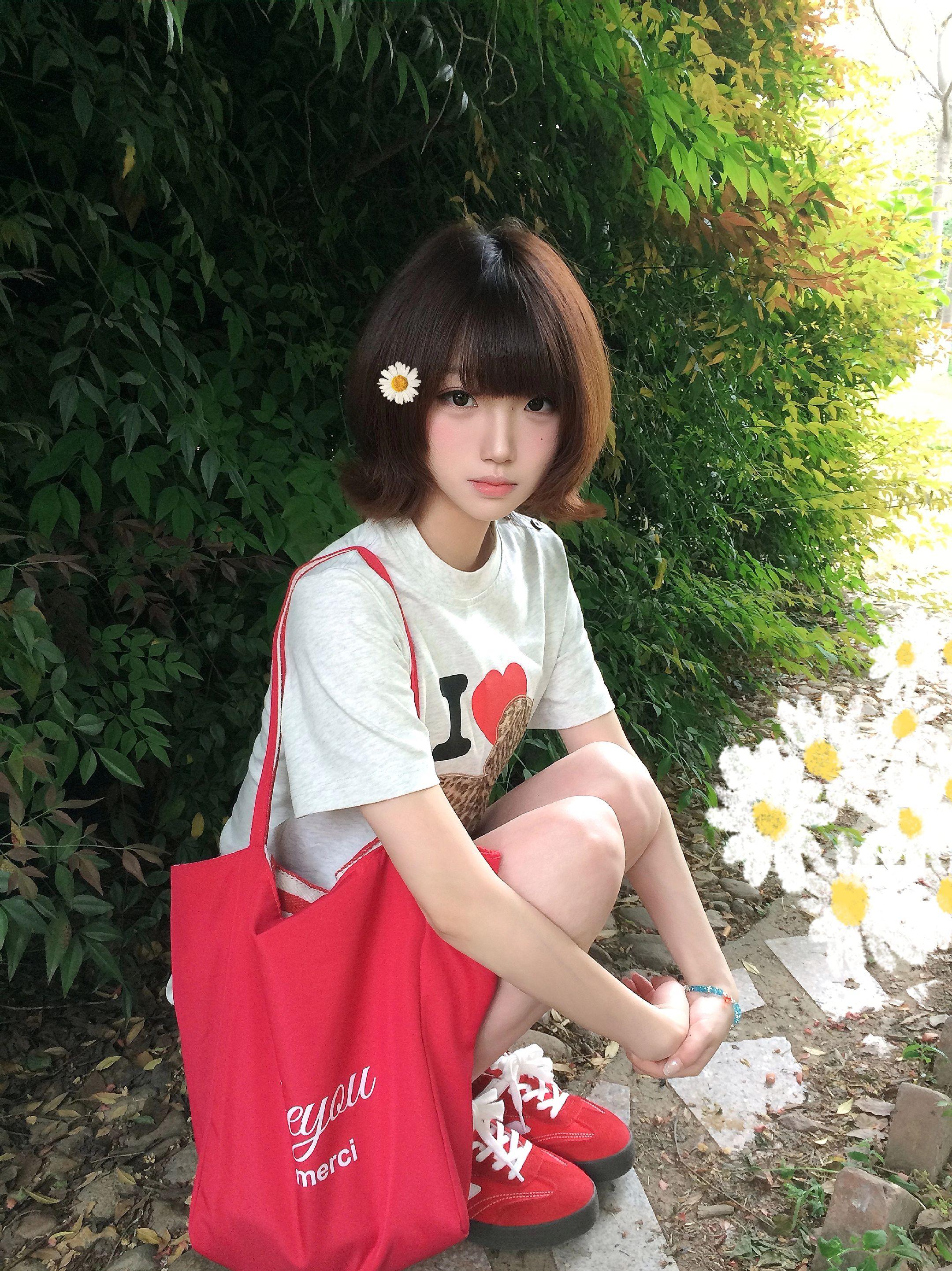 墙角开了一朵小花。