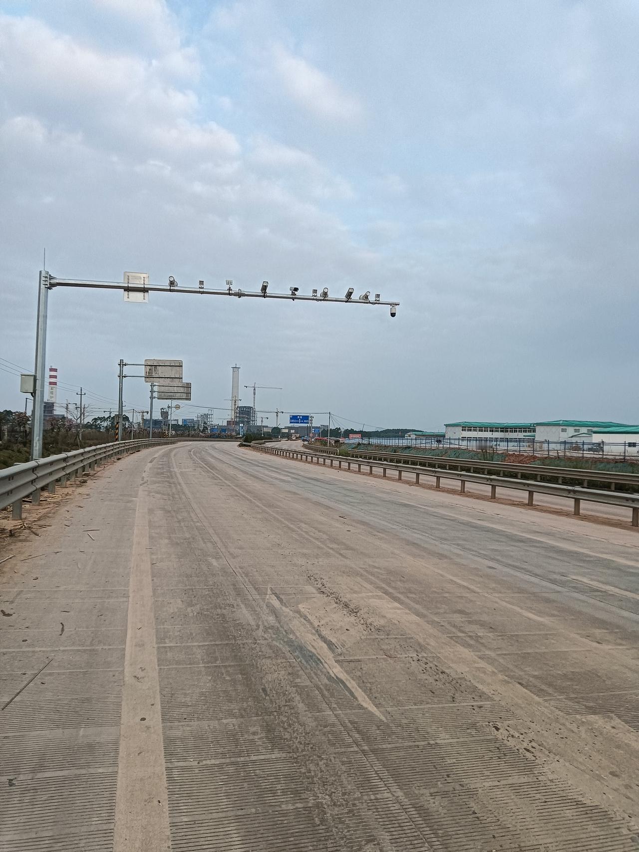 今日经过贵港市港南区东津镇又进去逛逛街，所见适逢圩日圩上人也不是很多。东津圩位于