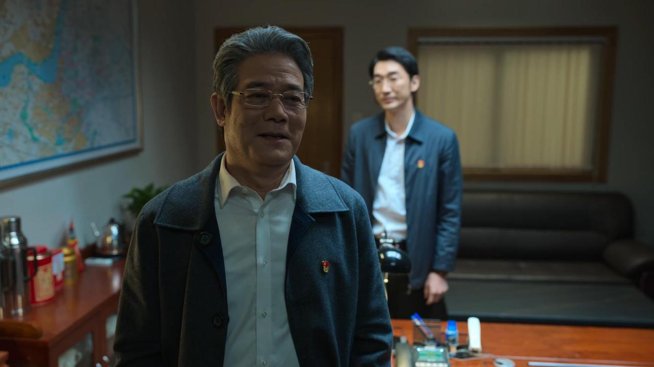 狂飙里赵立冬的王秘书跟着他干了二十多年，还是当秘书，仔细想想剧情也是挺离谱的。