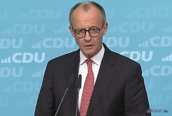 德国总理梅尔茨在回应特朗普加征关税时表示，“关税的最终成本通常由进口国的消费者承