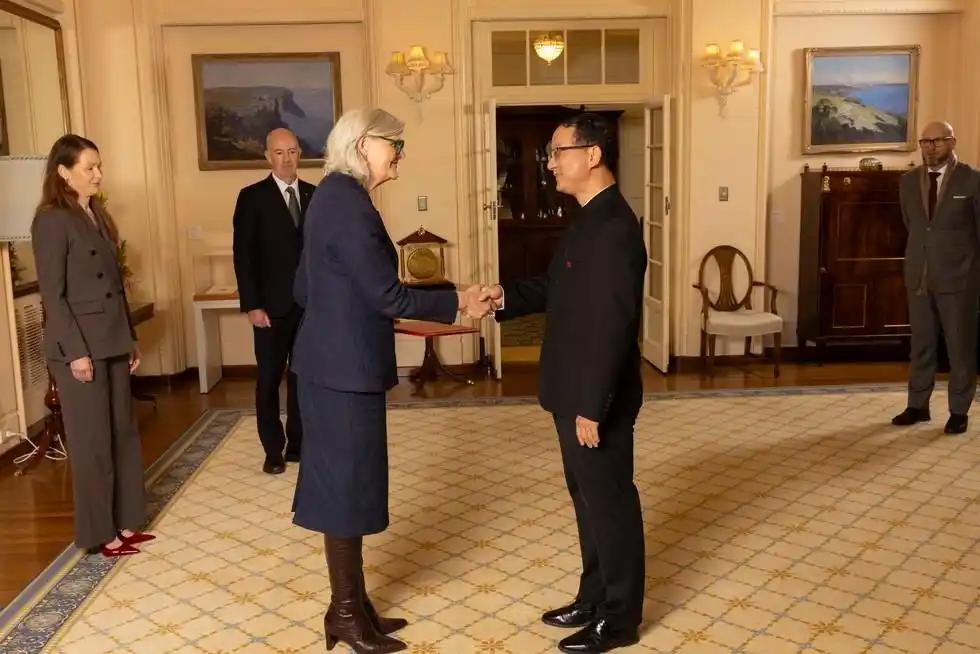 刘劲松大使去总督府递交国书那天，澳方安排他检阅了仪仗队。军官陪同，礼宾到位，莫斯