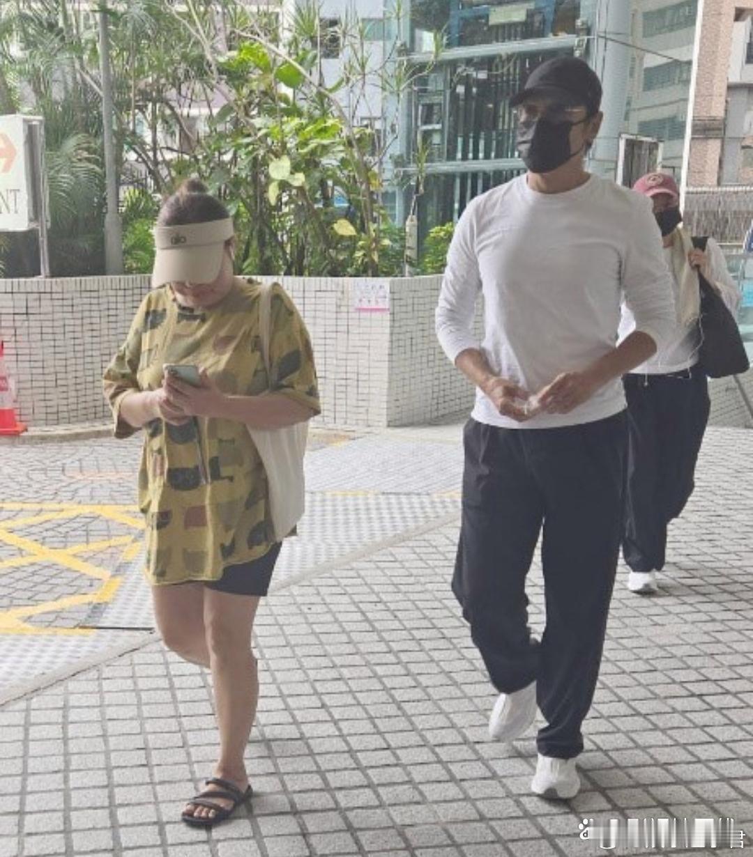 曝许绍雄病危入院据港媒，76岁的“Benz 哥”许绍雄被曝病危入院，黎芷珊、苗侨