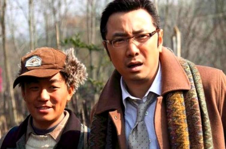 王宝强和徐峥当年拍《港囧》闹掰了。
陈思诚却一直挺他，还帮着安排档期、给钱。
这