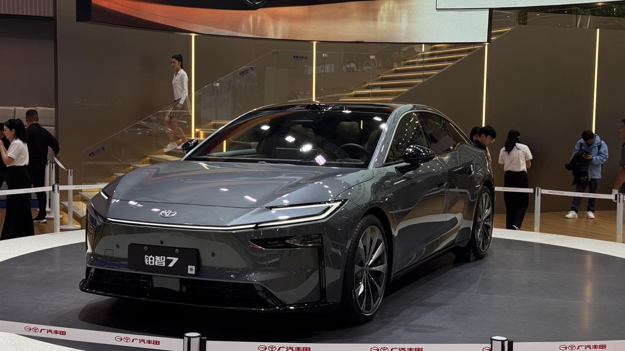 很难想象这会是下一代的ES
如果它是长成铂智7的样子
那应该会好很多…..很多…