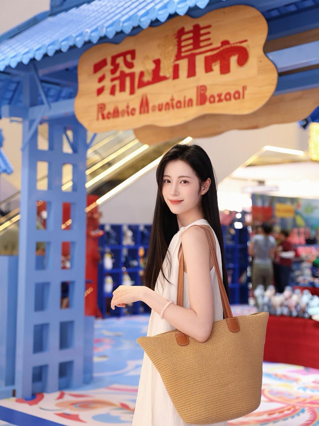 什么样的女生,最有魅力?邂逅藏在商场里的布艺小世界，
捧着满是纹样的小马玩偶，