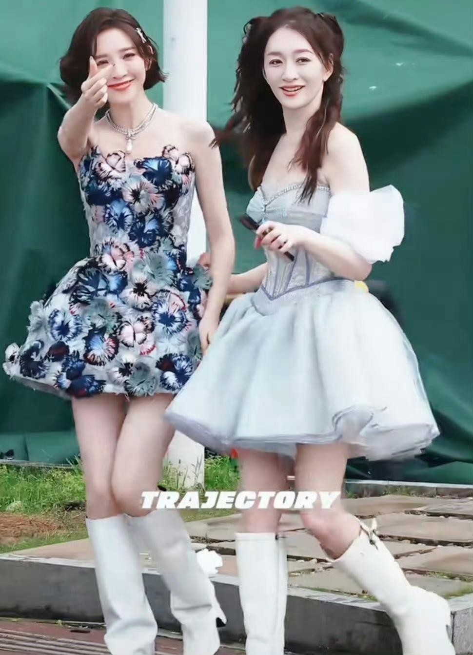 李小冉唐艺昕一公造型！
真是一对姐妹花，美爆了，一下子就戳中心巴✨。
这颜值、这