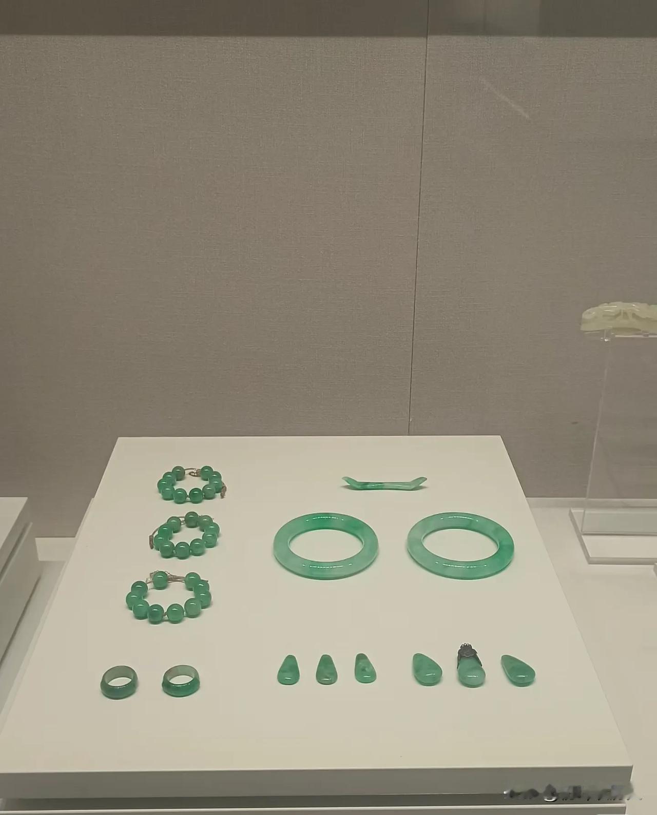 老祖宗的审美是真的好啊
古人重色轻种，但是这些展出的镯子，颜色好看，做工也好看，