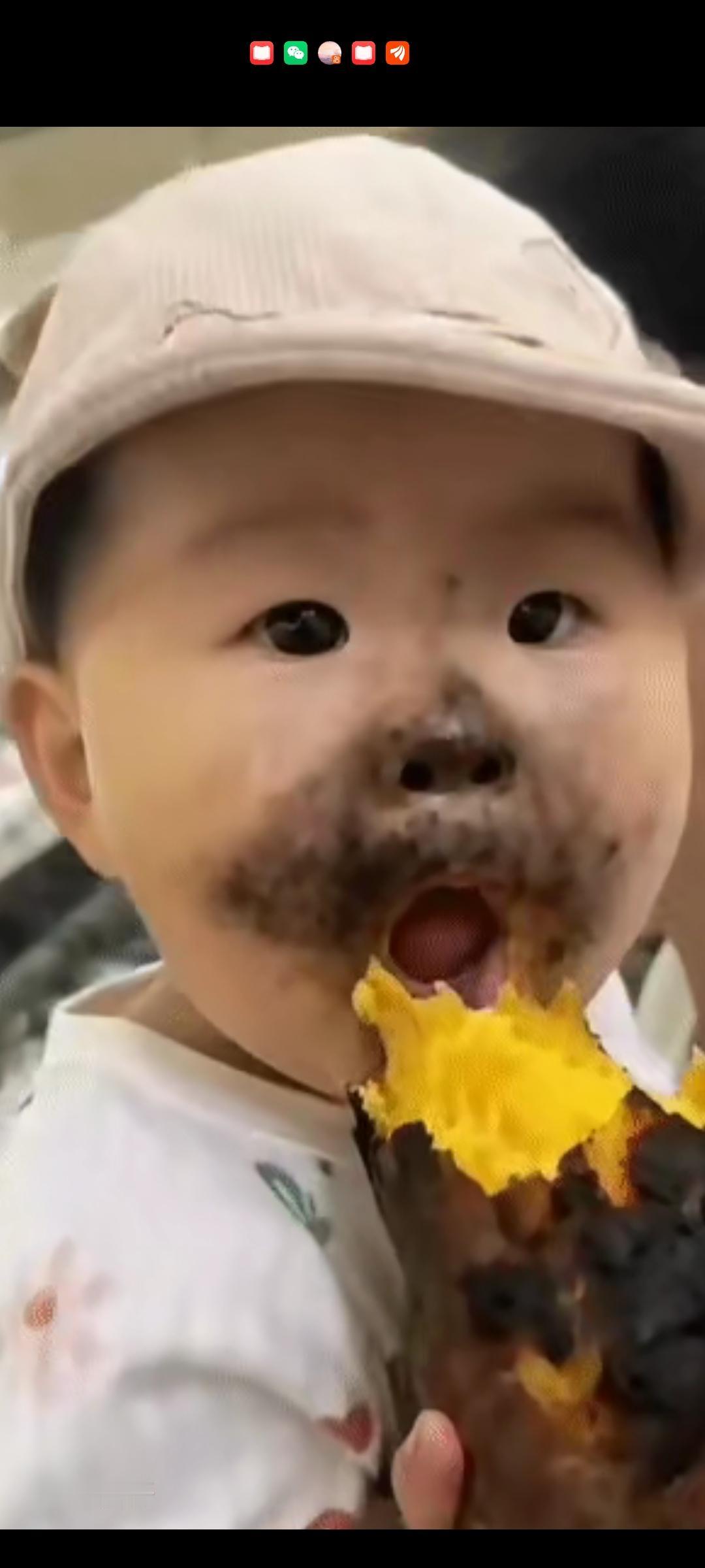 孩子！这吃相不咋样。还是蛮可爱的[赞][捂脸]