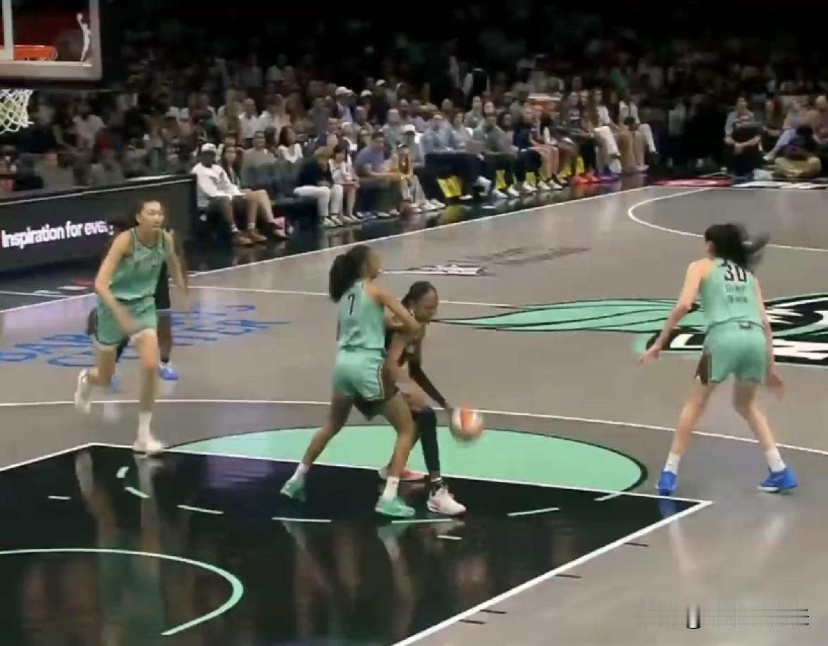 WNBA常规赛实时战况，韩旭半场替补出战7分钟得到2分2篮板，自由人主场领先天空