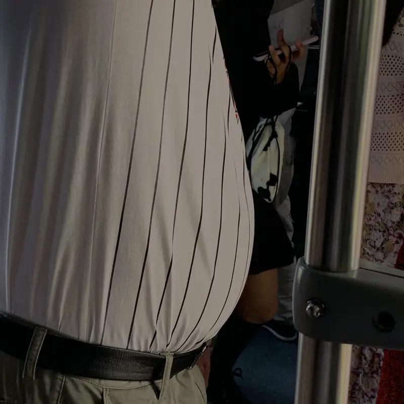 寒冷环境会激活人体的棕色脂肪，促进热量产生以维持体温，理论上会增加能量消耗，但多