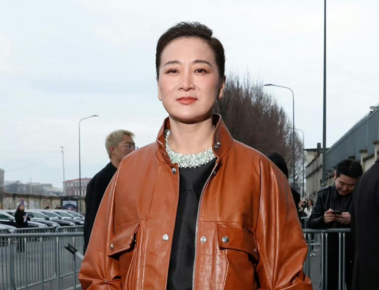 贾玲米兰时装周生图封神！从容大气气场全开 导演身份更惊艳
 
好久不见的贾玲亮相