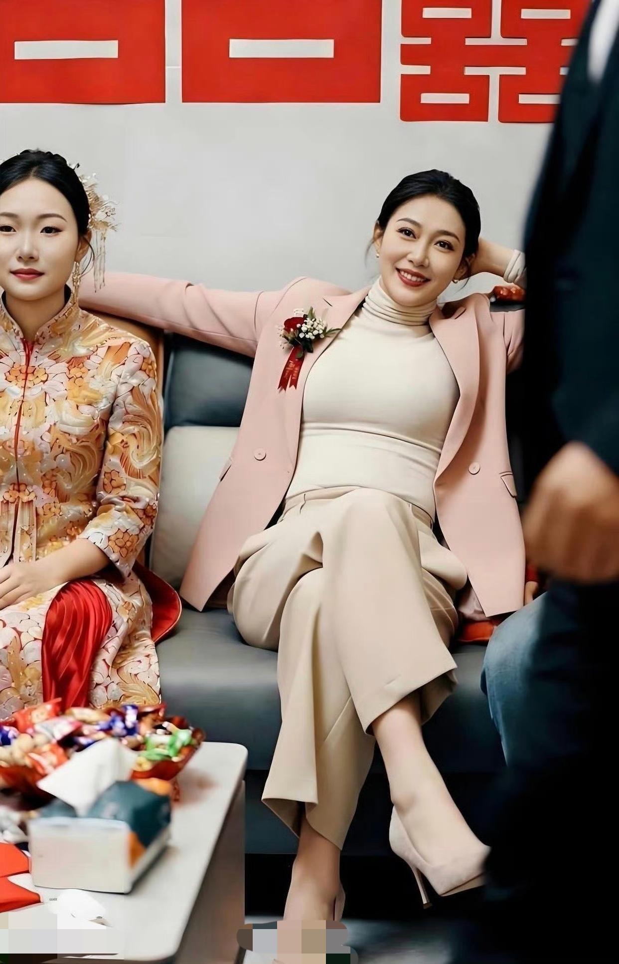 这丈母娘可比新娘漂亮多了啊！最暖的丈母娘 漂亮的丈母娘 无论是气质还是颜值～他岳