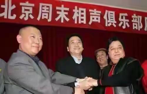 同样是说相声，平台给两个人的标注，差了一个词。
姜昆的名字后面，跟着“著名相声表