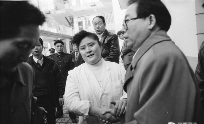 1996年，全身绑满炸药的歹徒冲进郑州国棉五厂幼儿园劫持了28个孩子，女警王玉荣