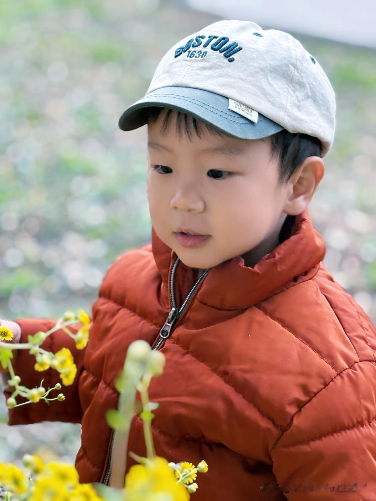 分享我这周有趣的事：今天下午带儿子出去玩，走到路上发现了一只绿色的蚂蚱。

我给