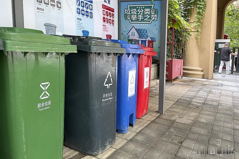 垃圾分类看着是桩小事，实则关乎城市环境与资源循环。很多人觉得分类麻烦，要区分干湿