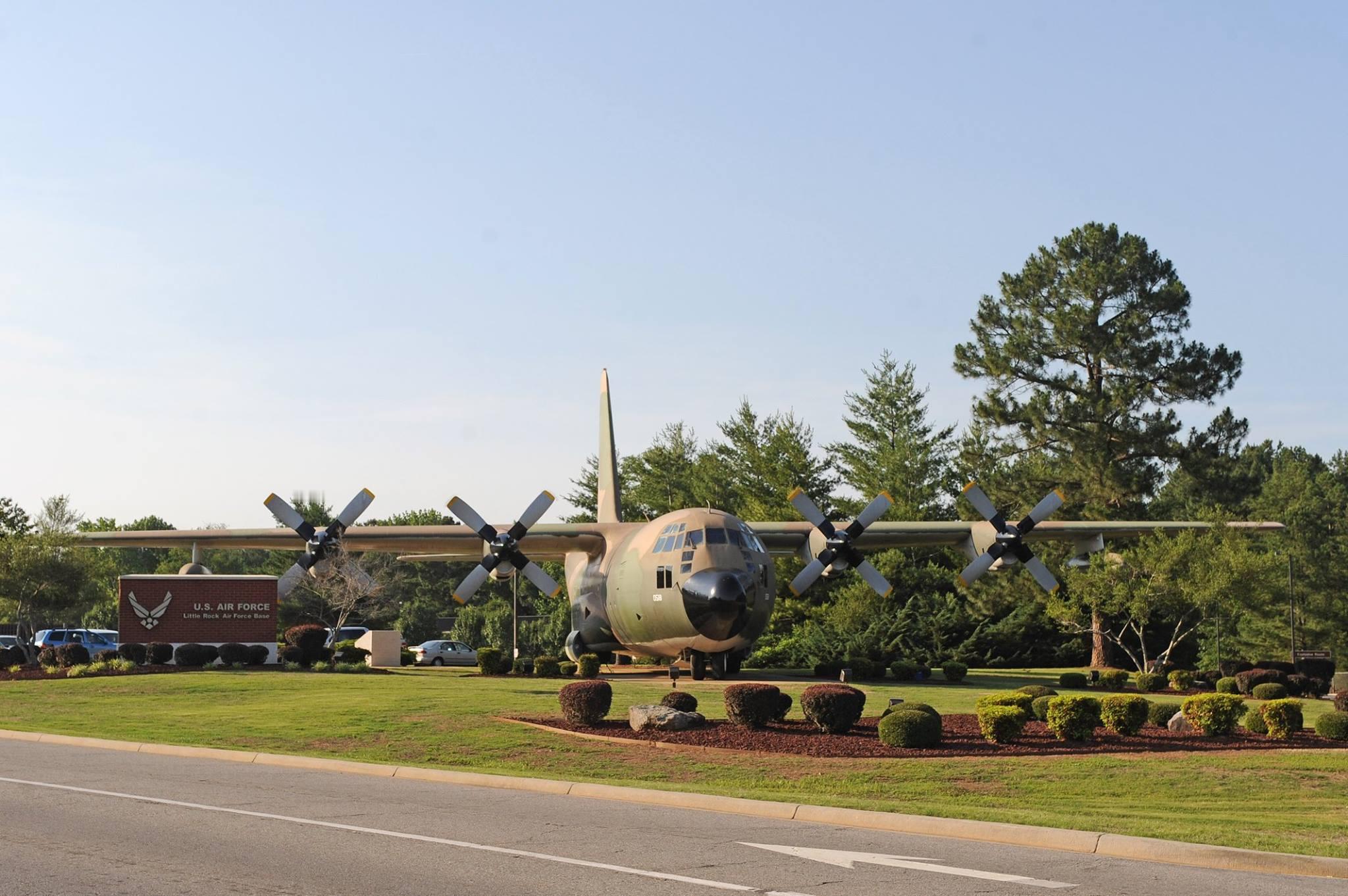 烽火问鼎计划  MD二等人小石城空军基地将基地门口的C-130A“大力神”展示机