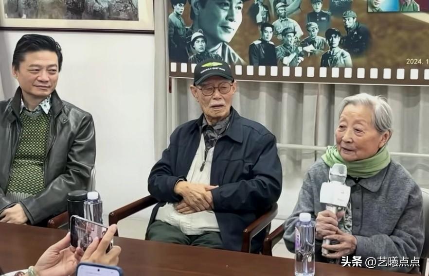 著名电影表演艺术家师伟拍过许多电影，也许受到少女型外形的局限，在银幕上她以演配角