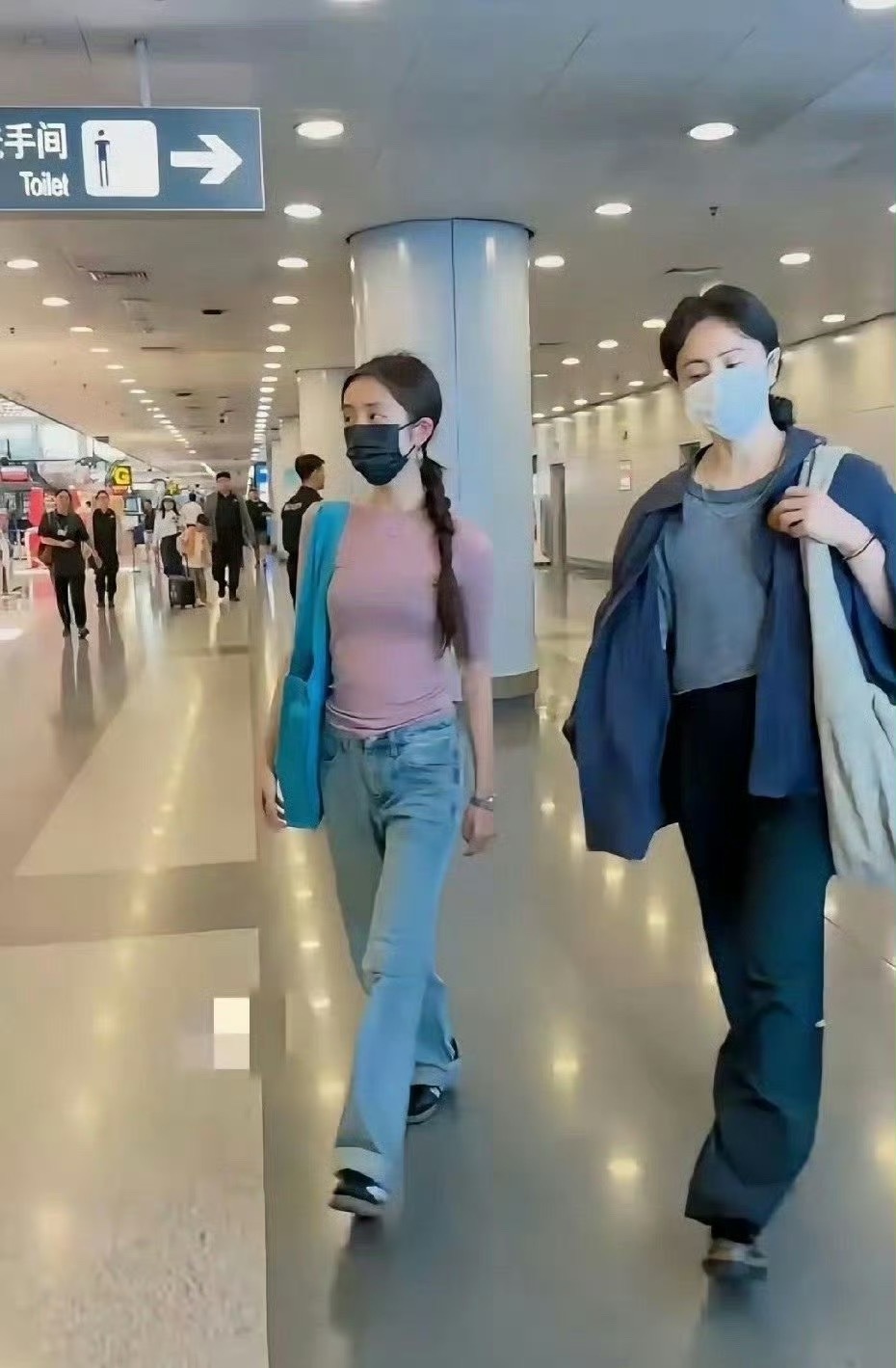 黄多多这体态真好，这臂展 腕线都过档了，比她妈更适合练舞吧 ​​​