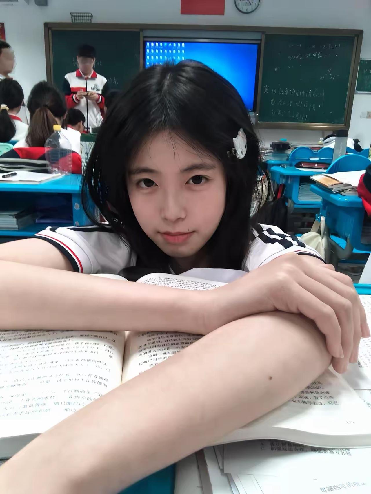 教室里，女生在看书，老师在讲台上。
