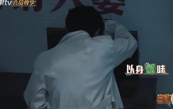 密室大逃脱8 我的评分：张真源力证袜子没味密室大逃脱众人得知袜子属于张真源之后，