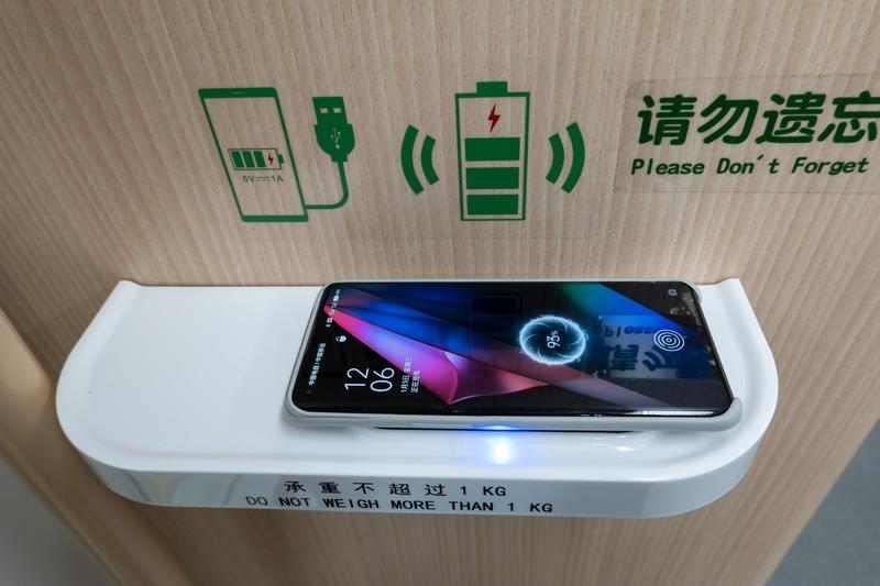 新高铁的小桌板有手机支架，这设计可太贴心啦！就说“全球最快动车组”CR450的二