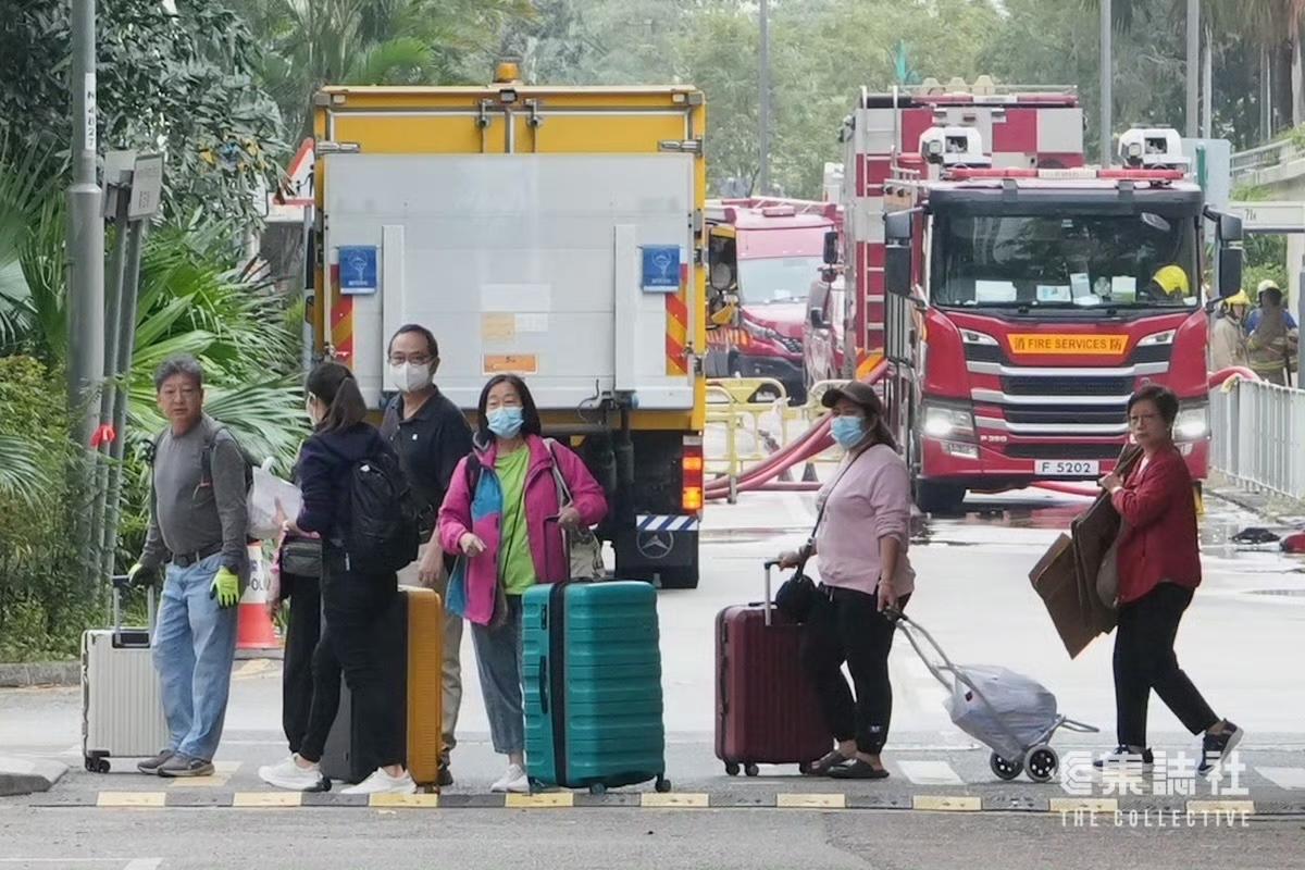 因为风向，而逃过一劫的宏志阁居民，今日可以返回领取个人物品，每户只能2人，每次逗