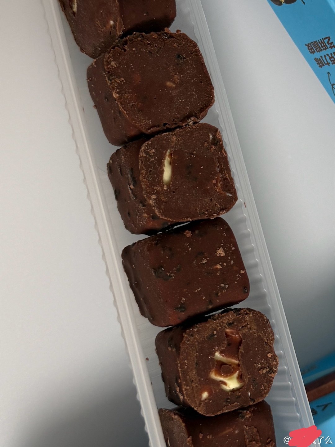 邓佳鑫泡泡更新分享了一款最喜欢的巧克力冰淇淋～说没有买到不带芝麻的 